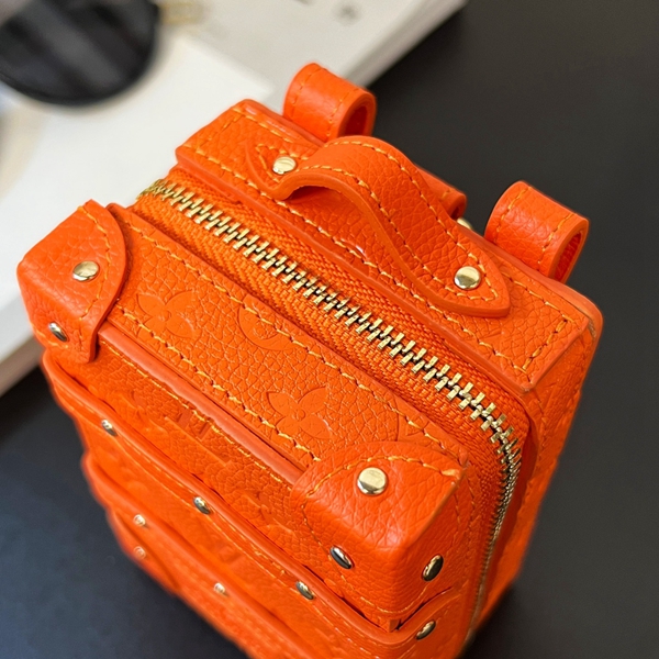 ブランドキーホルダー側面デザイン